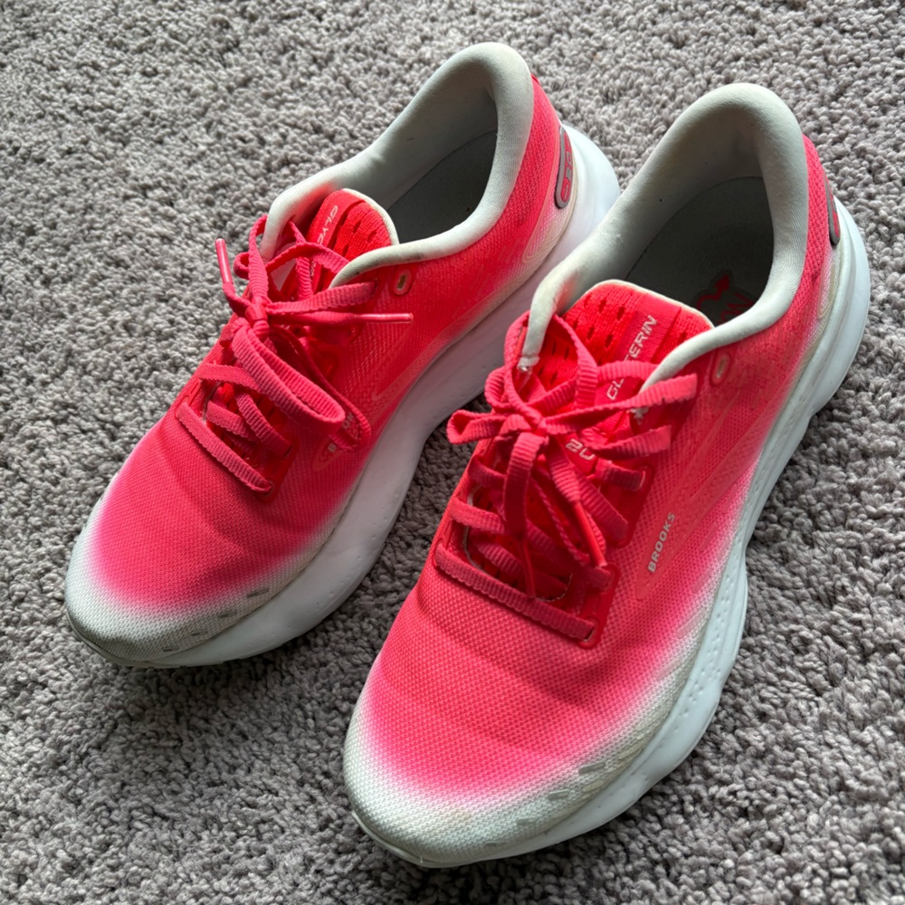 Pink and white brooks glycerin 20